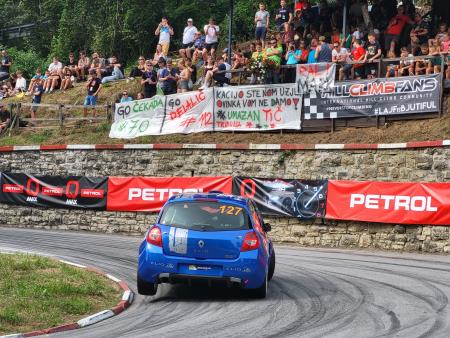 clio z dvignjenim kolesom na ovinku ku